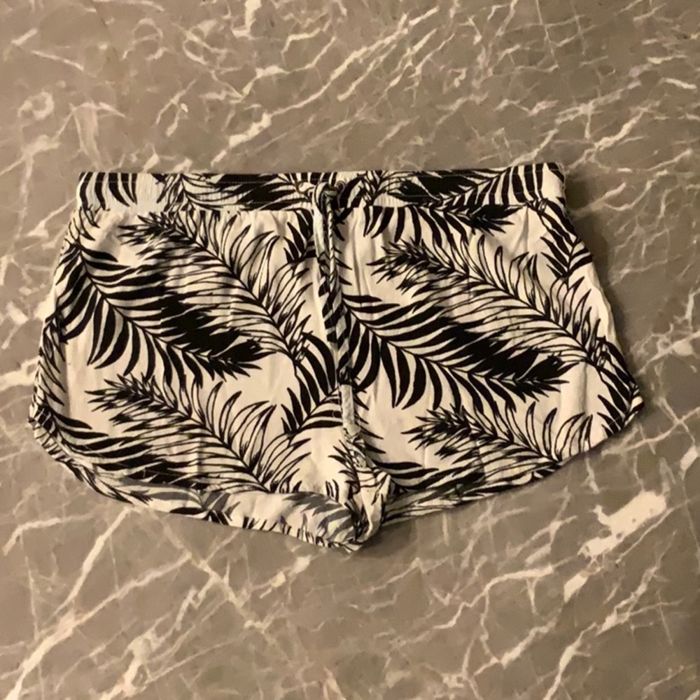 Palm shorts Kendall and Kylie